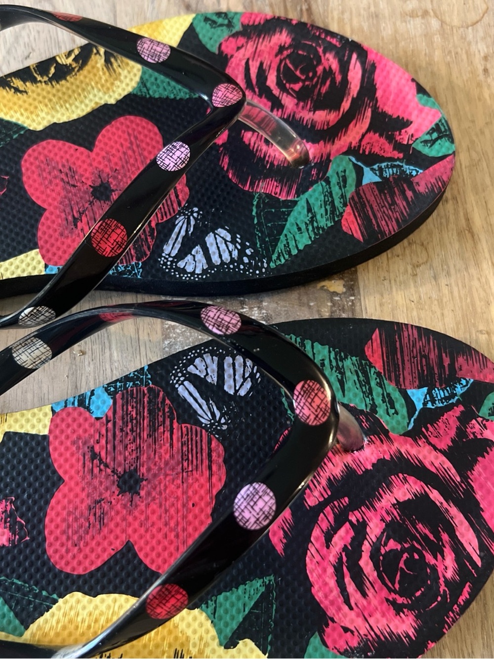 Vera Bradley Black Floral Print Flip Flops with Multicolor Roses - Picture 4 of 7